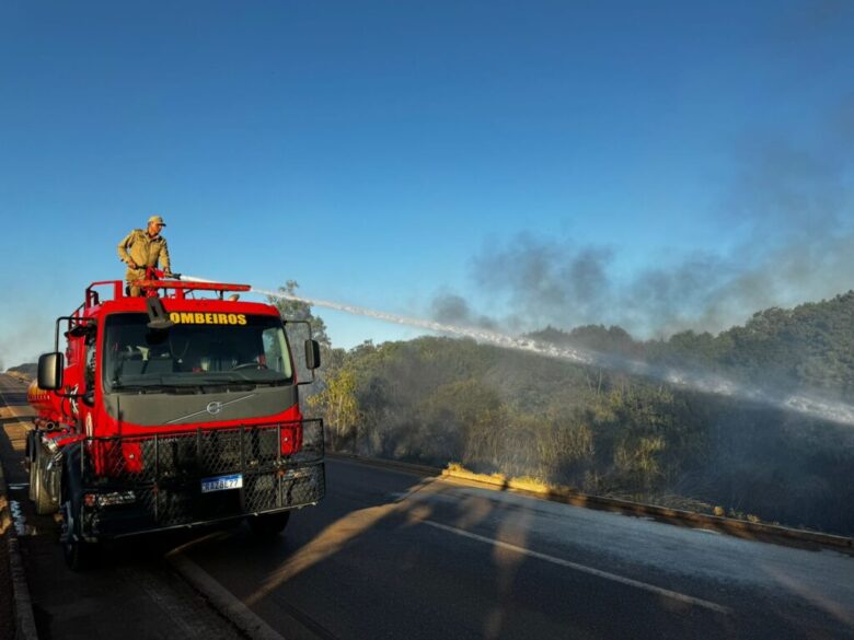 Corpo de Bombeiros combate incêndio